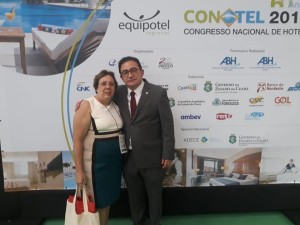 Sr. Manoel Linhares - Presidente da ABIH Nacional e Shirley Salazar - Diretora da Mestres da Hospitalidade